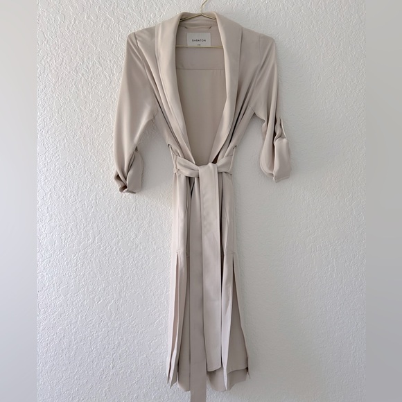 NWOT Aritzia New Kahlo Robe (XXS Matte Pearl) - Picture 7 of 11